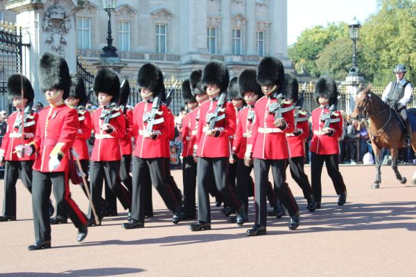 Königliche Traditionen: Wachablösung am Buckingham Palace